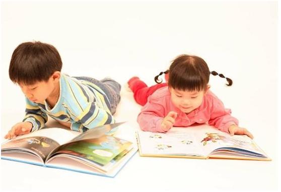 一群学生在雨天为老人撑伞感人,小学生为老人做好事