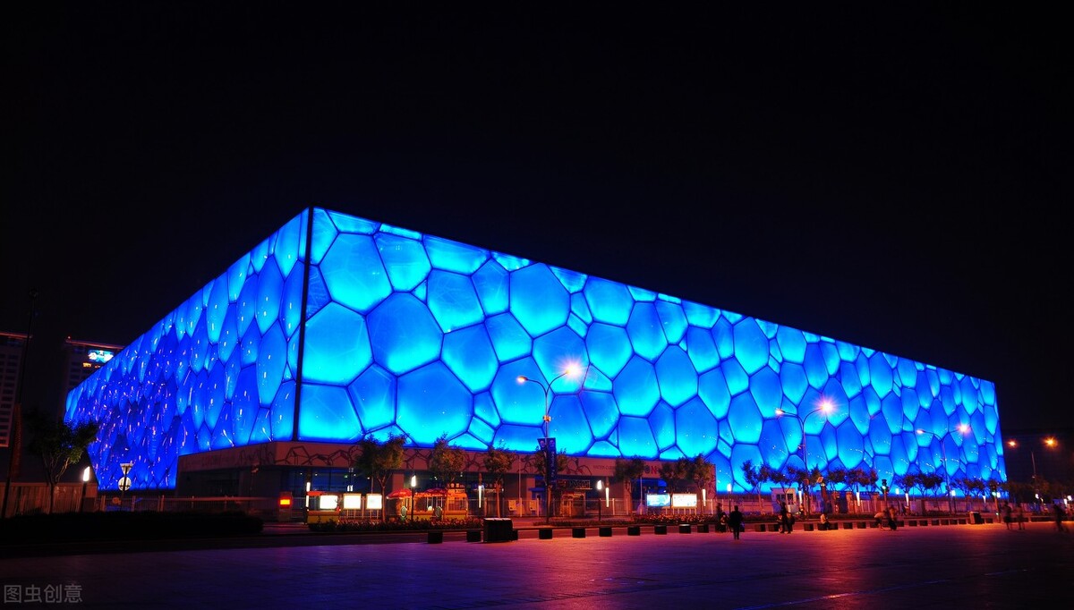 霍英东做了什么?他感动中国,国葬礼遇,港澳顶流人物为他抬棺