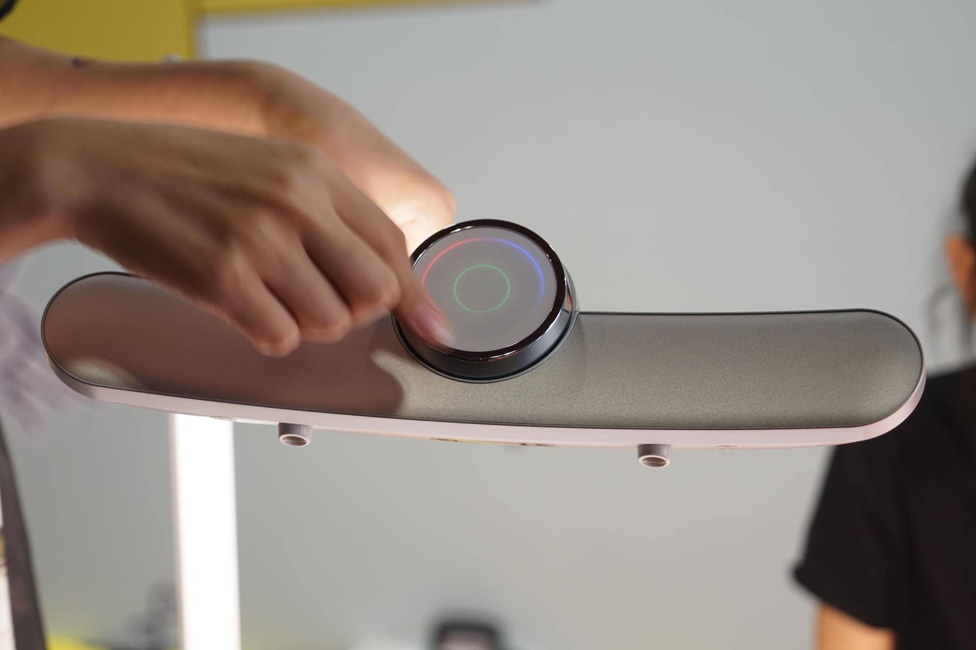 练习钢琴光线不足会伤眼，实测“明基专业钢琴灯”