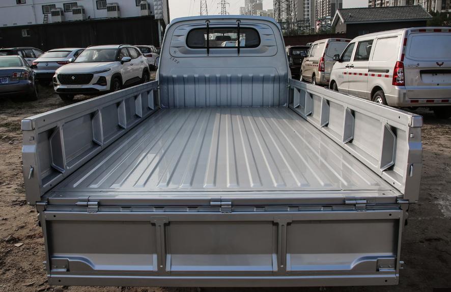 五菱荣光新卡跑车,五菱荣光新卡小巧车身更灵活