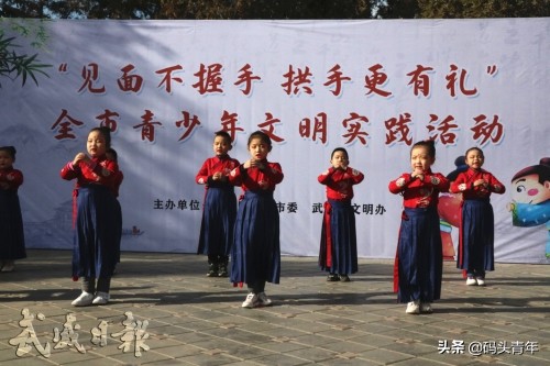 疫情期间不握手相互作揖行礼,疫情期间还是不要握手比较好