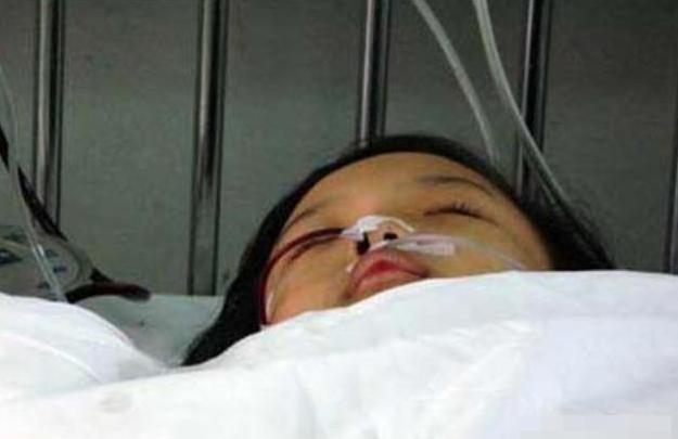 4岁女孩下巴成了“马蜂窝”,5毛一包的垃圾食品,你还给娃买吗?