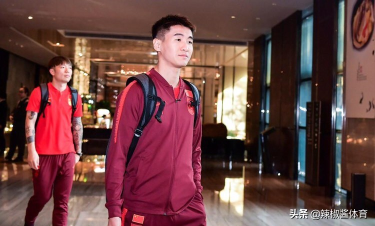 国足0-1叙利亚郑智表情包,国足队长郑智图片