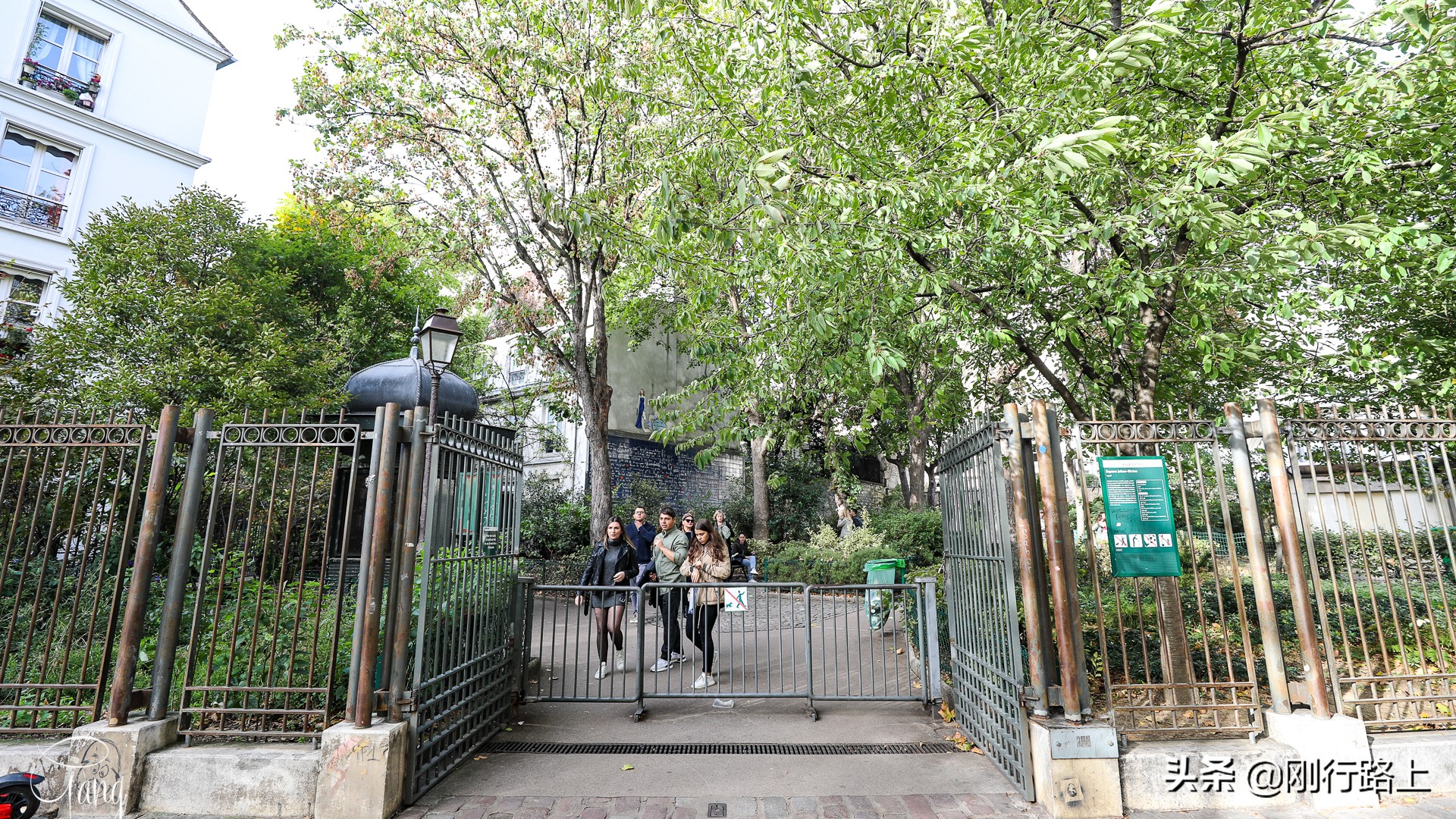 用全世界的语言说爱你的巴黎爱墙,你可曾向最爱的她表白过