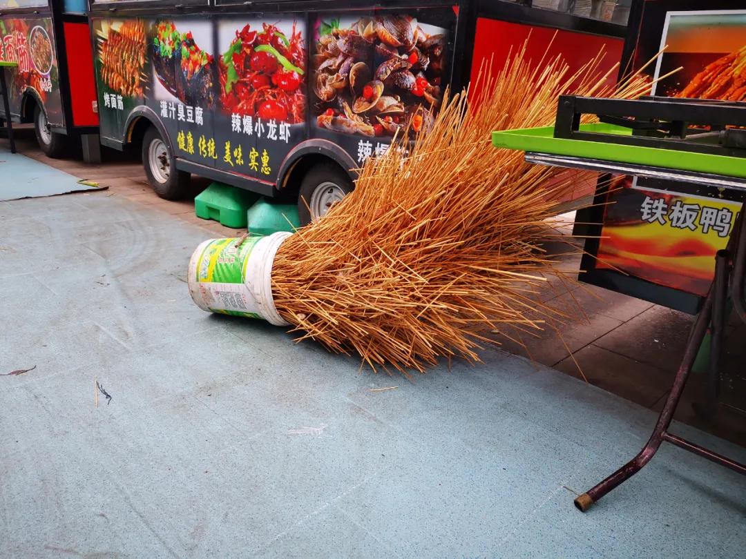 创城曝光台|新百广场秩序混乱问题依旧