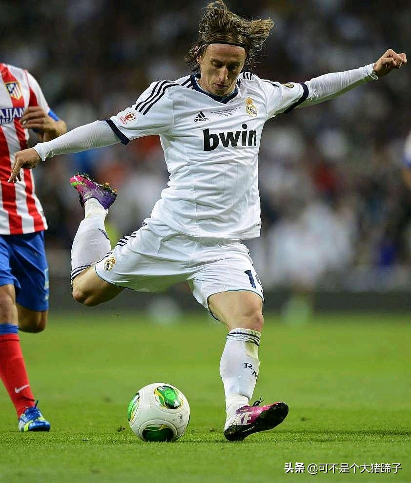 实况足球指挥官全能中场,最新实况足球手游最强普卡中场