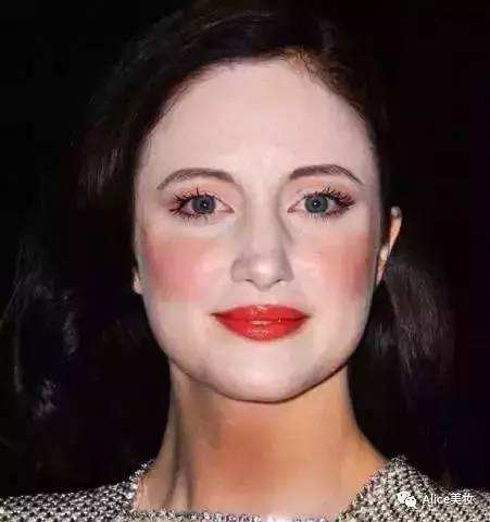 化完妆屋里看着跟外边看着不一样,在屋里化完妆一到外面就起皮卡粉