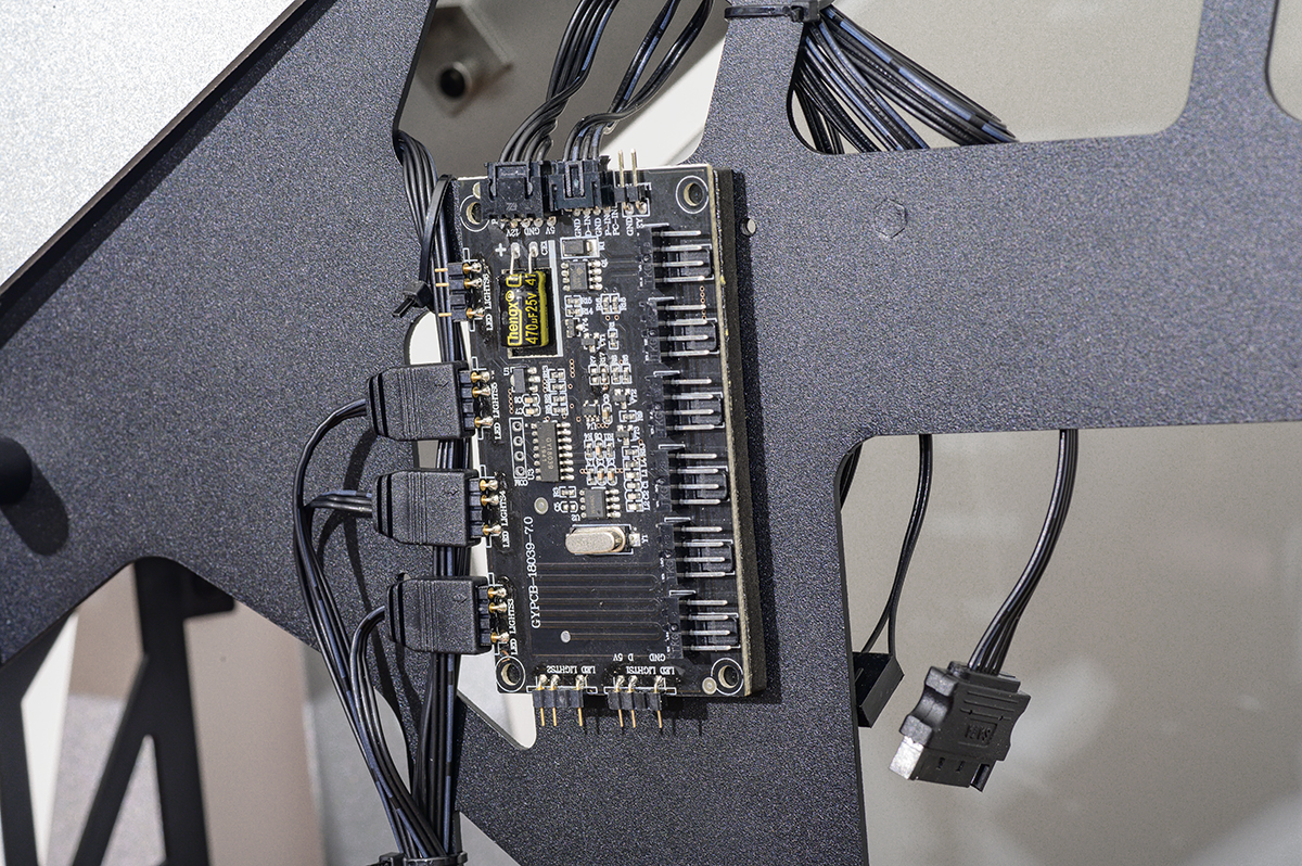 颜值与个性共舞，大水牛铁血战士异形机箱，越夜越有机