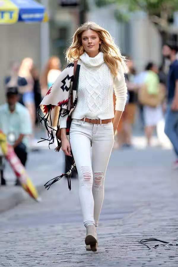 今年秋冬别再穿打*裤底**了,现在大家都在穿“拉丝裤”,显瘦还百搭