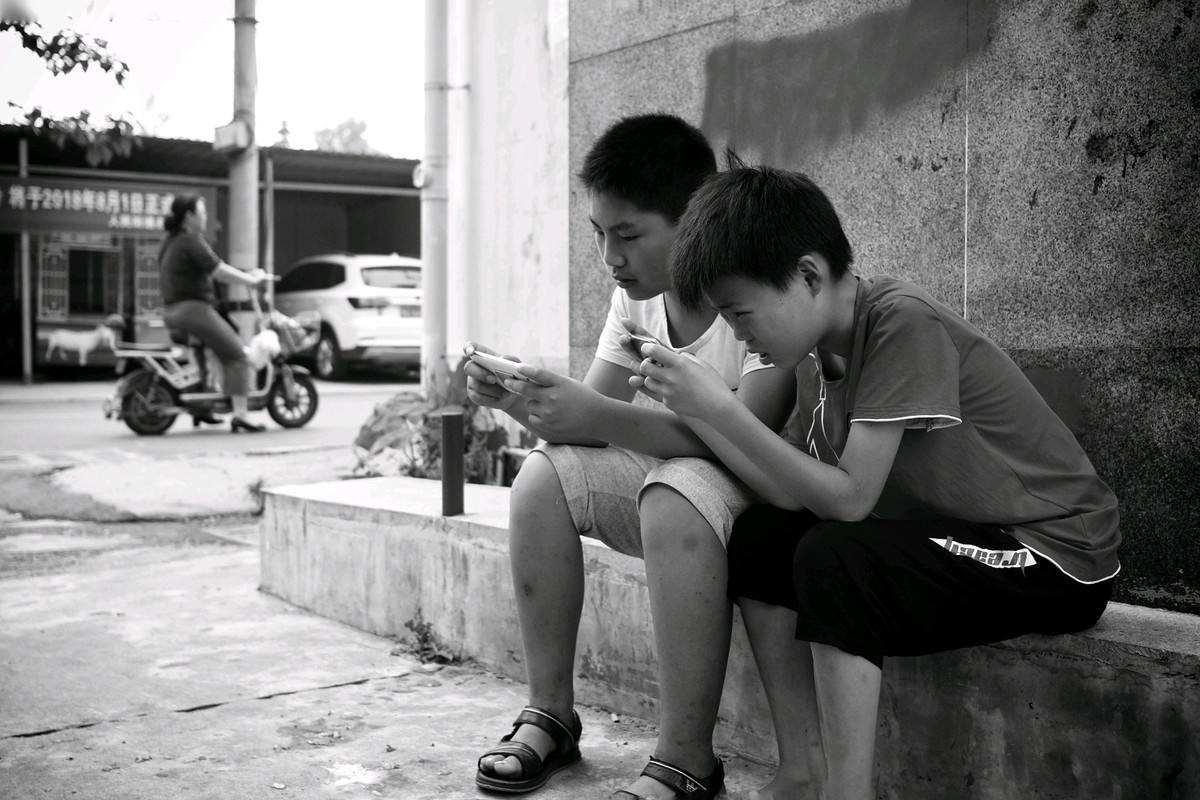 如何看待孩子沉迷于网络手机行为,孩子手机为什么总是沉迷网络