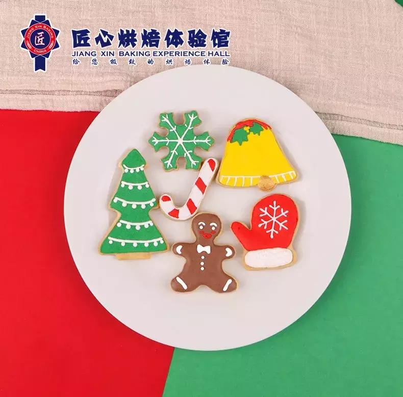 能给圣诞老人换衣服?这个圣诞嘉年华在搞什么名堂?!