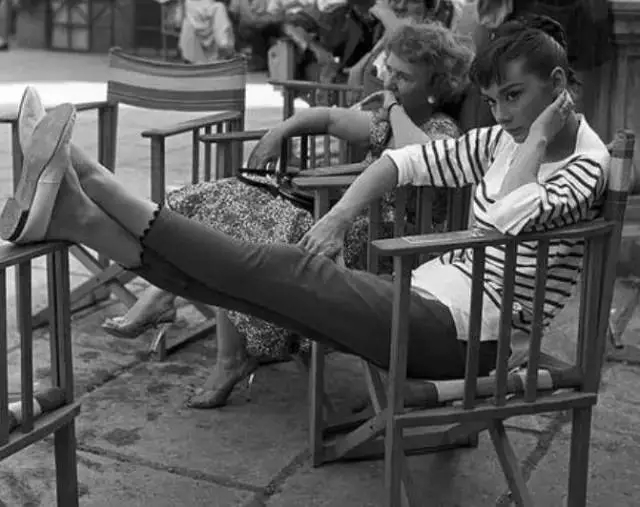 条纹怎么搭才不土气？建议这几种“下装”，青春减龄又洋气