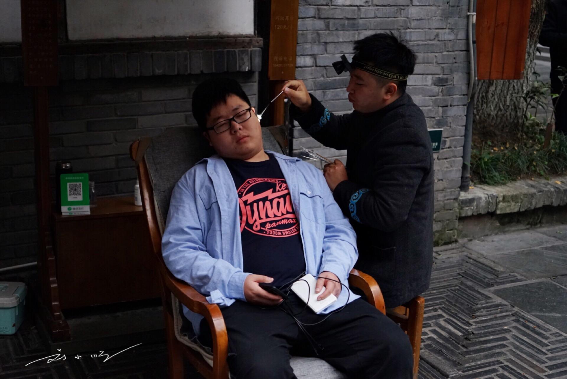 实拍成都最贵的街头服务，10分钟收费100元，游客吐槽：坑人！