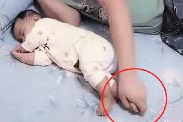 冬天宝宝睡觉脚丫很热正常吗,爸爸哄宝宝睡觉蹑手蹑脚