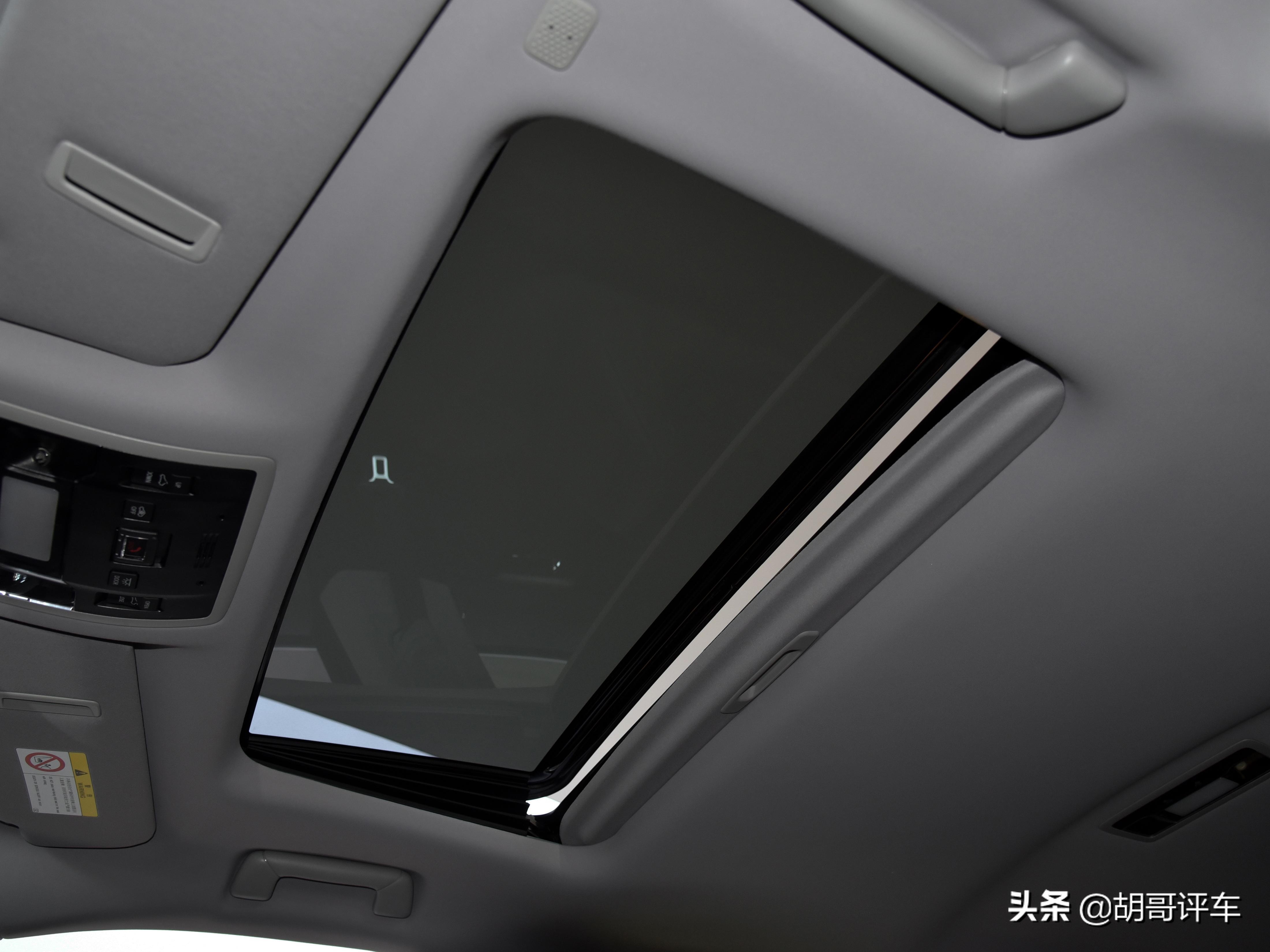 全新雷克萨斯rx海外实拍图曝光,雷克萨斯2023款rx350h和rx500h对比