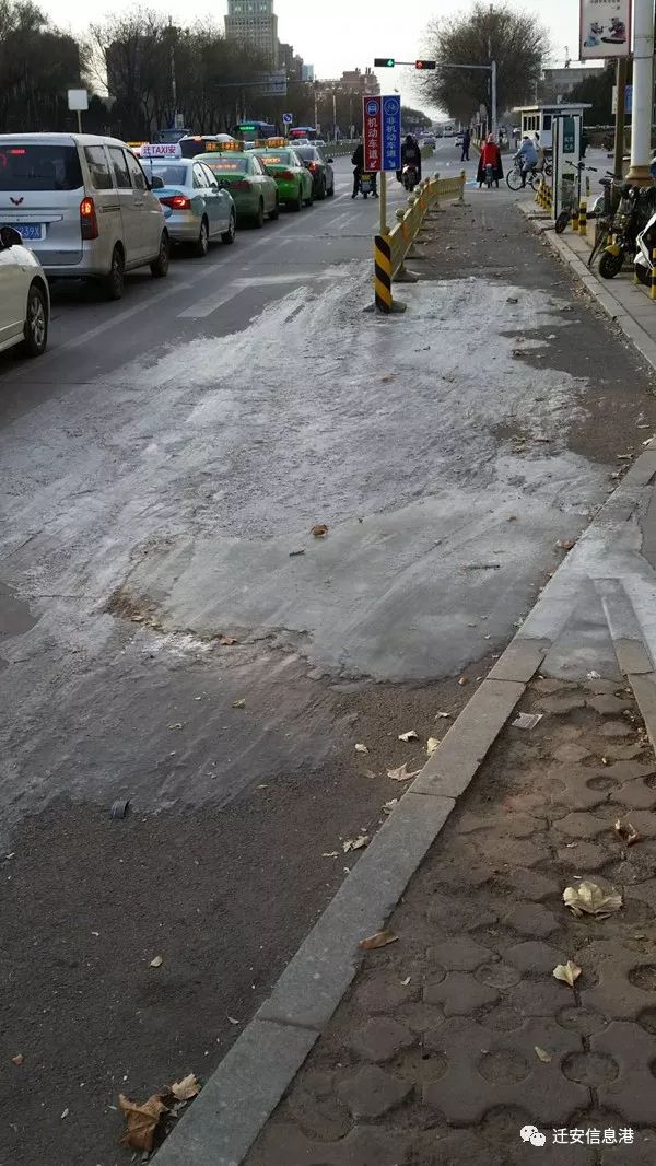 湖面结冰成为滑冰场,雪后结冰路面成滑冰场