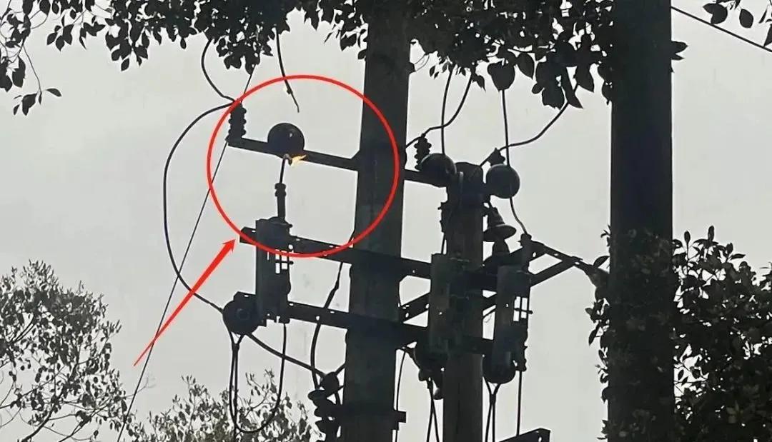 吓人！江西街头一高压线起火，火花四溅，直击现场