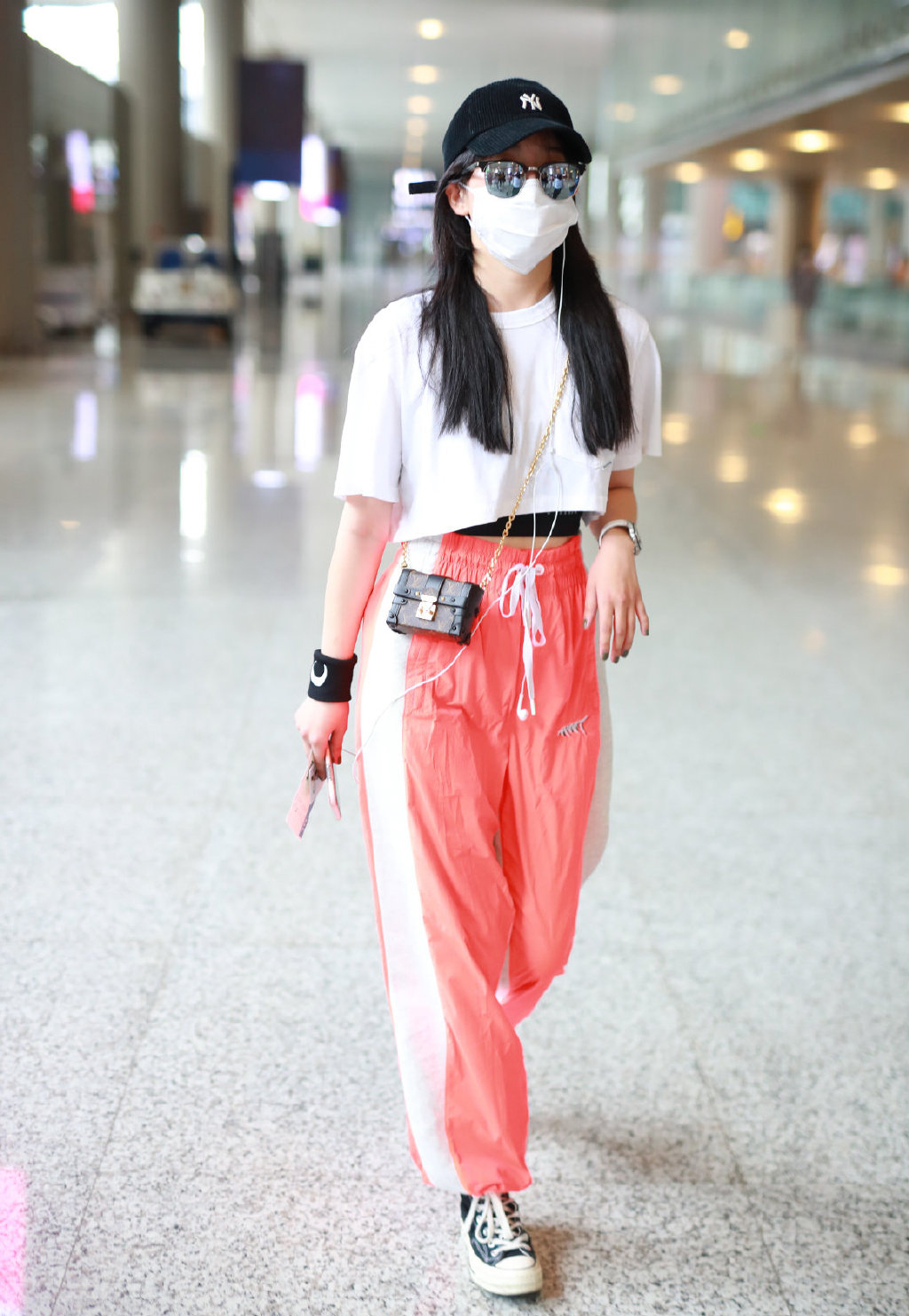 阚清子黑白运动装,阚清子穿衣真是新潮又酷飒