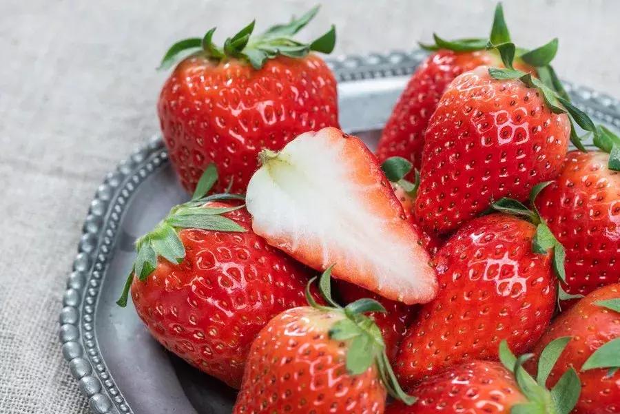 一下子吃了很多草莓,一下子吃了300g草莓