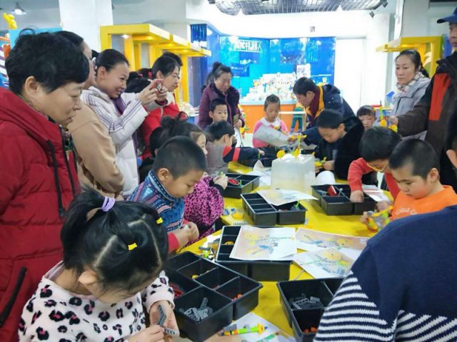 小长假百名娃在科学宫找到乐子，因为他们跟小机器人约了个会