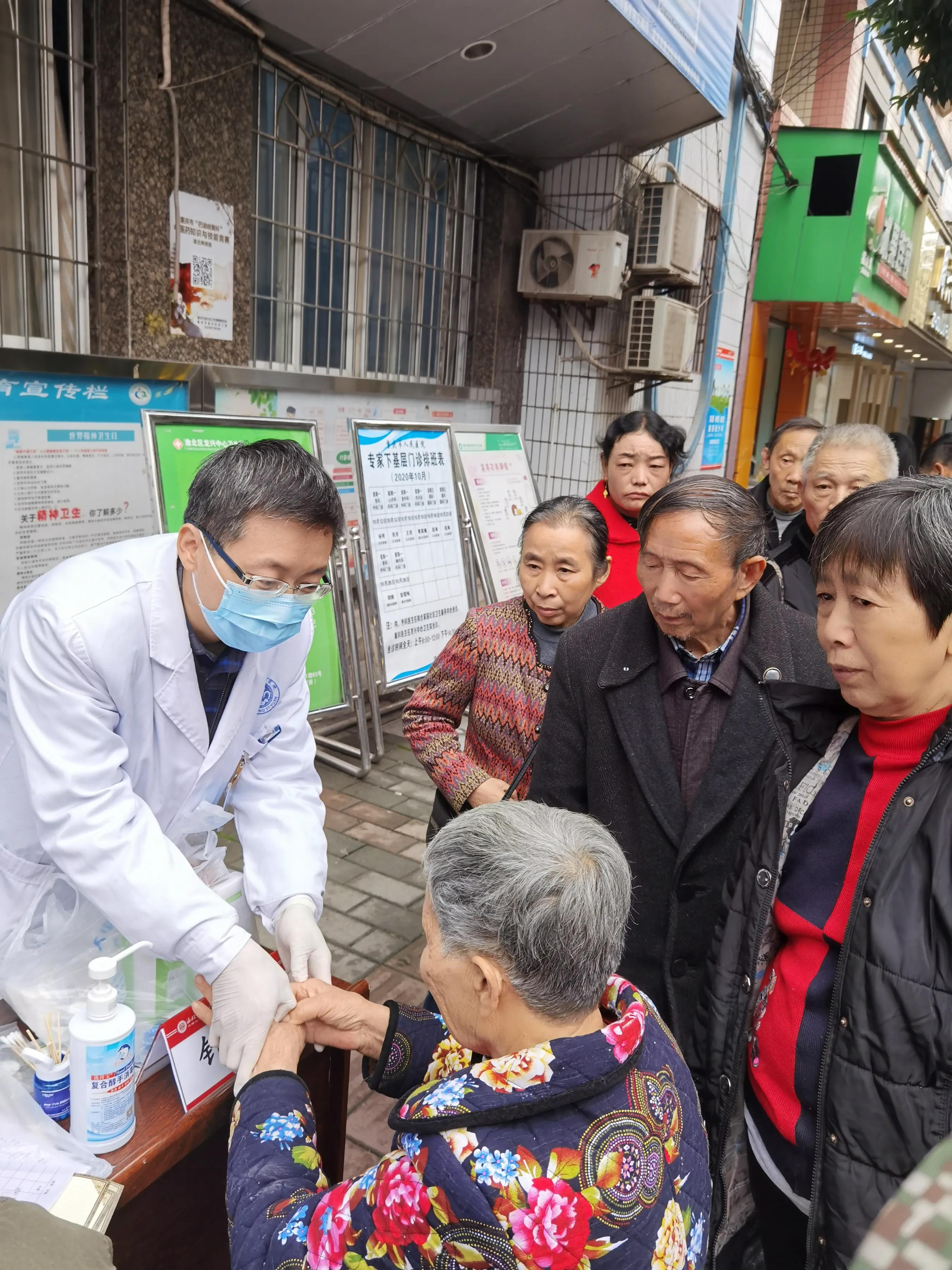 中医专家在街边摆摊义诊,医院专家回乡探亲为老乡义诊