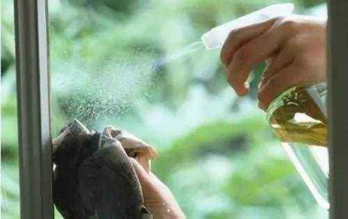 玻璃外面的脏用什么东西擦,超白玻璃越擦越脏怎么处理