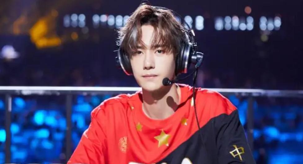 跟王一博一起采访,和王一博聊什么