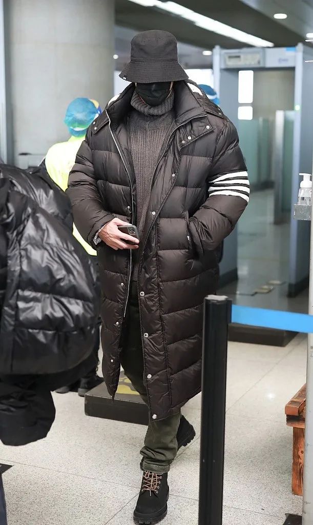 黄景瑜黑色的皮马甲怎么配好看,黄景瑜穿搭技巧