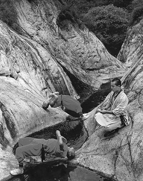 古代少林寺武僧练武踩凹地板,少林寺武僧进入部队练武