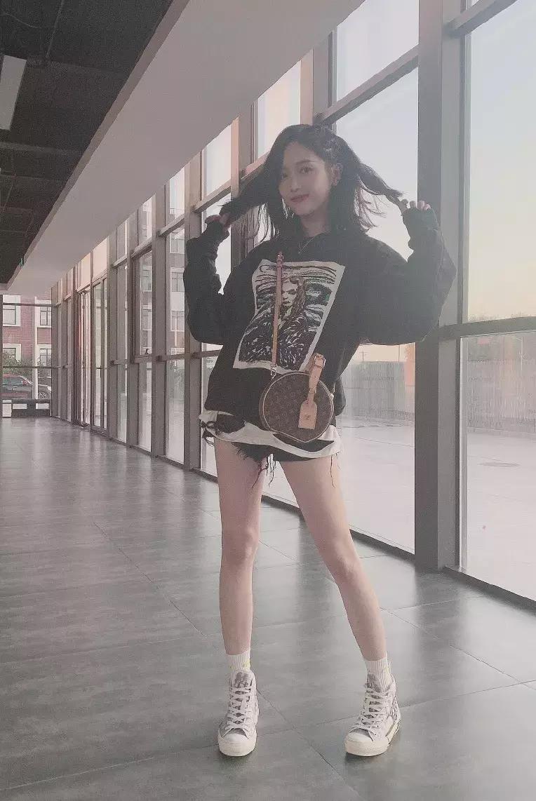 温度低穿的衣服,冬天穿宽松的卫衣怎么搭配