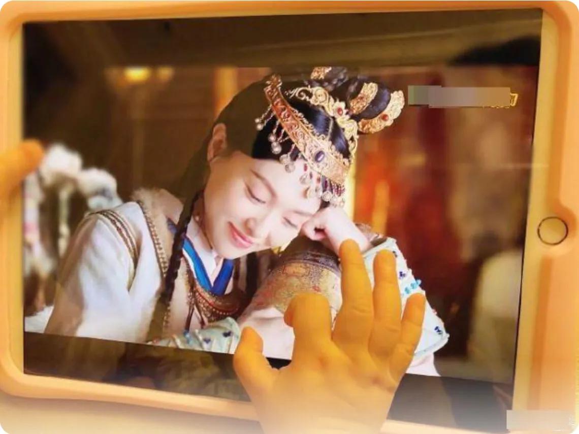 唐嫣单手抱娃显母爱,唐嫣晒女儿小手语气太温柔