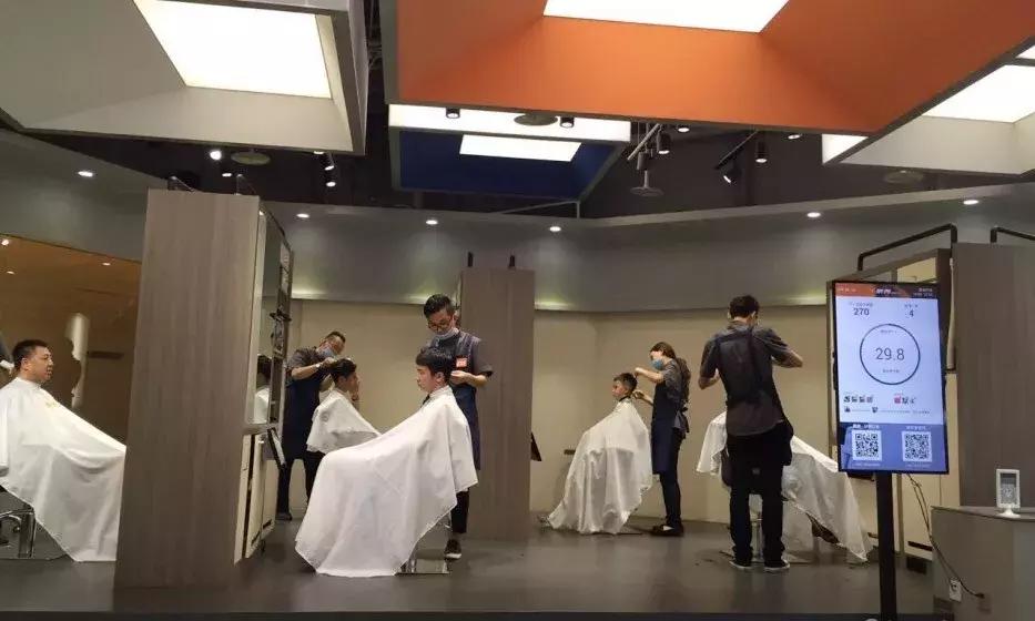 不洗头、不办卡！15分钟剪一个头，20㎡理发店月营收10万元