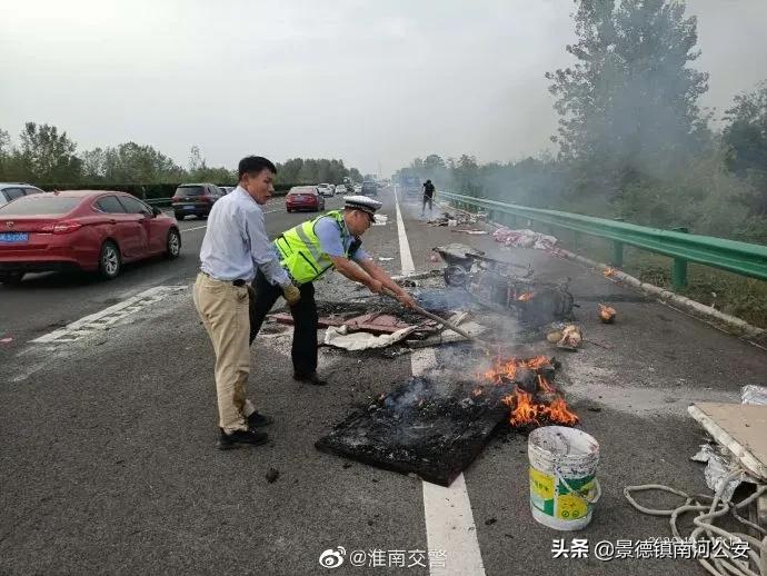 砸窗救人的身影,一群人在暴雨中敲车窗救人