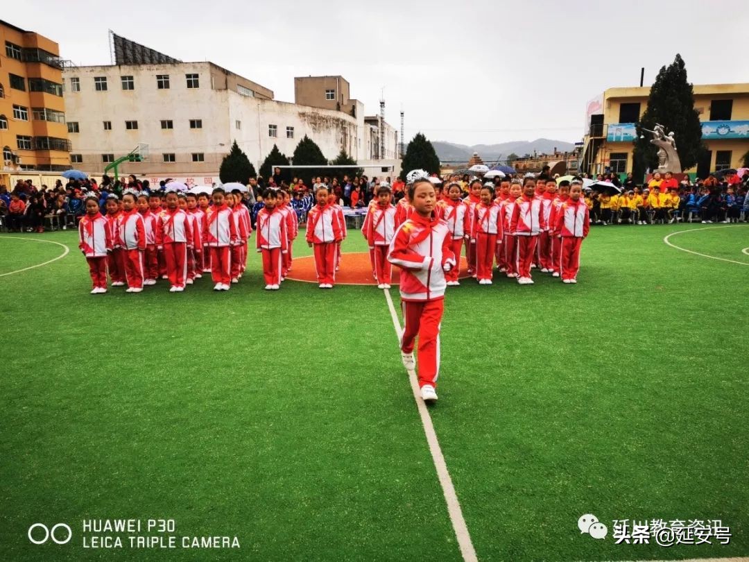 寒意袭人，红小娃却把口号声喊得震天响！