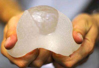 女子花20万隆胸术后发现位置不对,女子花3万隆胸结果一大一小