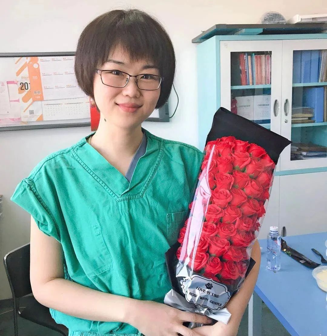 女神节里的最美跪姿！北京积水潭医院妇产科医生跪地抢救脐带脱垂孕妇