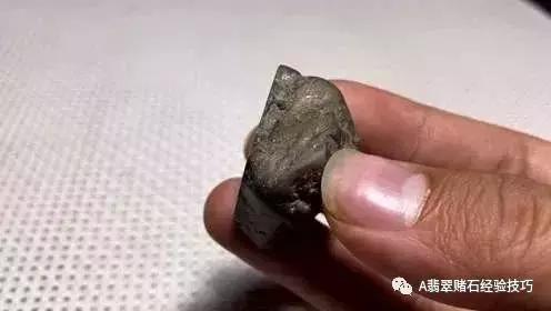 翡翠珠子有石纹和裂纹怎么区别,翡翠镯子表面有石纹一样的裂纹