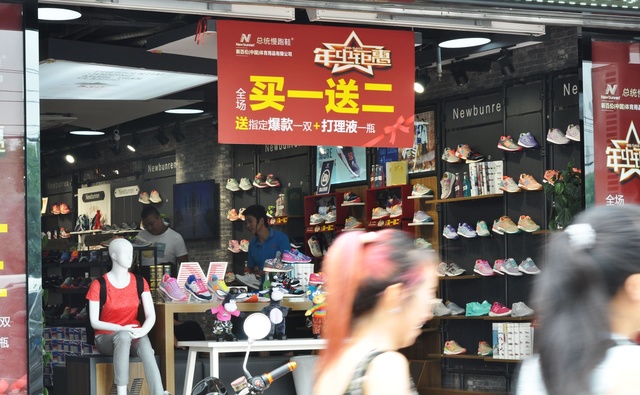 北京“大红门”将搬迁，低价甩货，前来淘宝的人络绎不绝