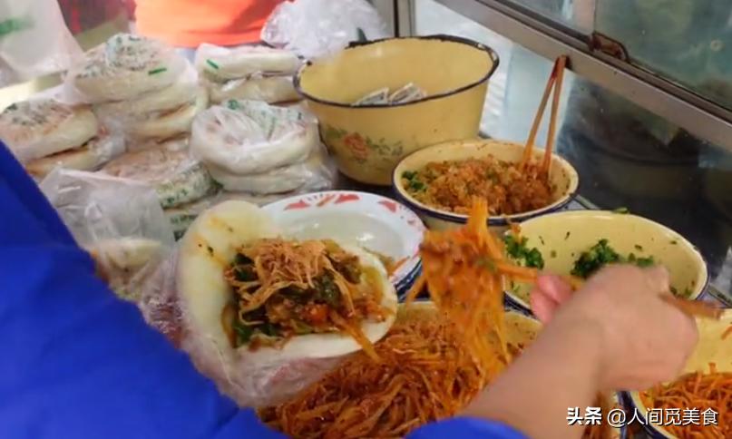 大姐摆摊卖独特小吃1天卖出400碗,90后小夫妻街边摆摊卖小吃