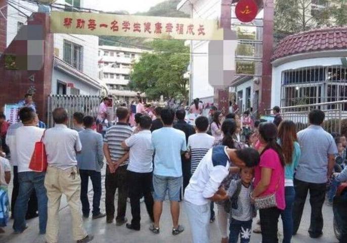 开学季学生奇葩名字,学校学生的奇葩名字