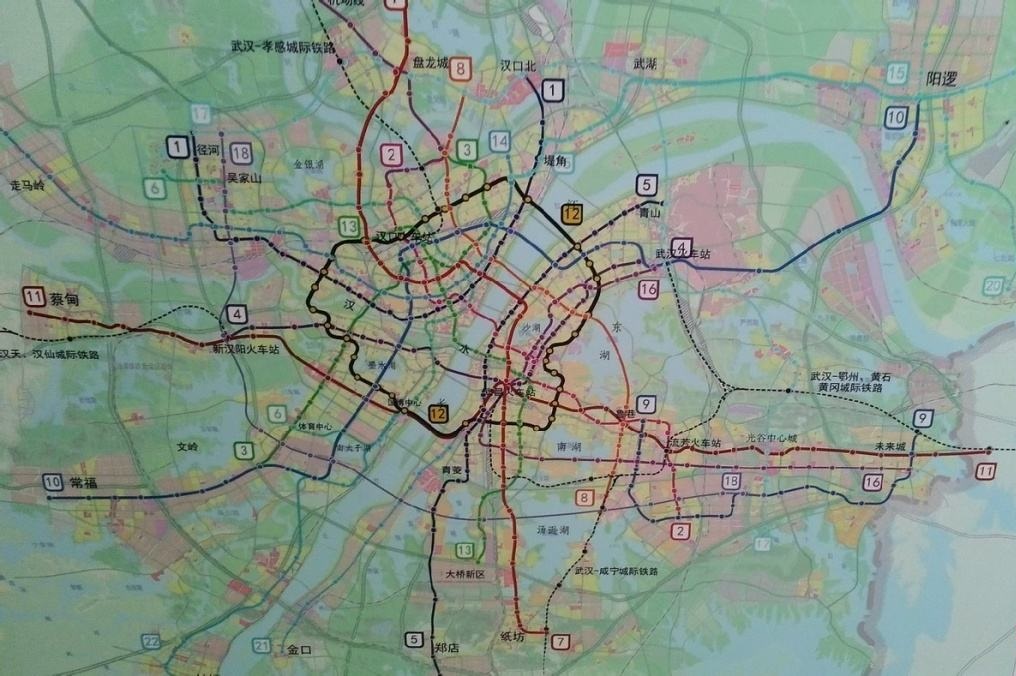 武汉市在九省通衢方面优势不如郑州，人均GDP领先却在全国有优势