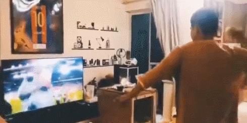 苏醒砸电视图片,苏醒名场面砸电视