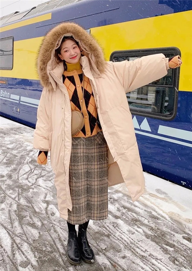 羽绒服小个子内搭裙145-150高级感,小个子羽绒服搭半身裙长度