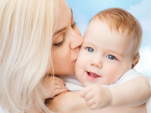 怎么判断宝宝是否会认人,宝宝什么时候认得妈妈