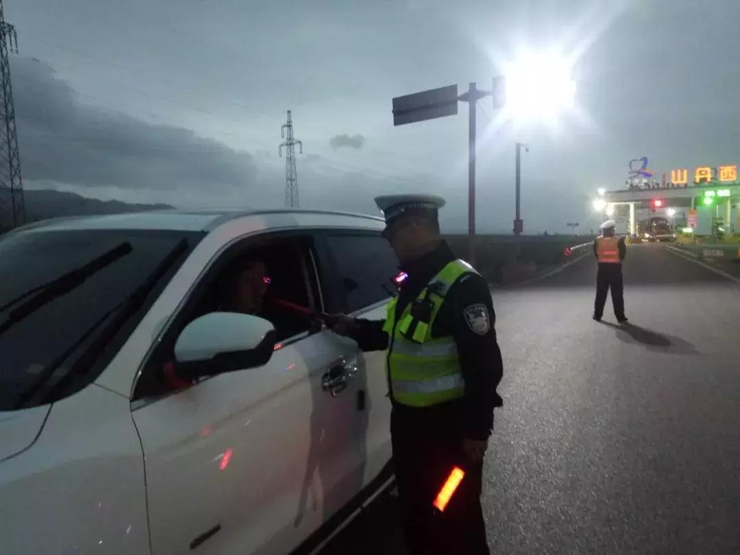 张掖交警大队严查,张掖交警夜查