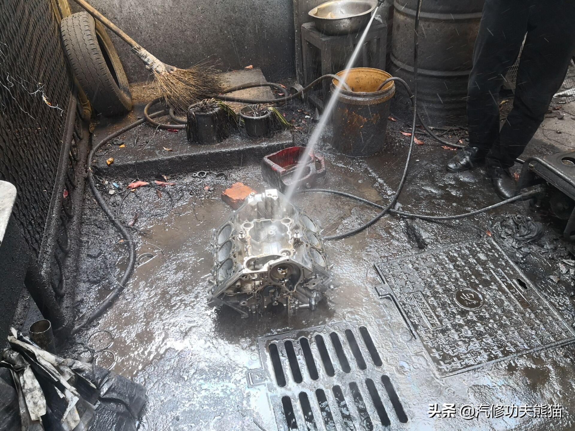 16款奥迪a6l2.5自吸发动机漏油,奥迪a6l2.4免拆烧机油处理靠谱吗