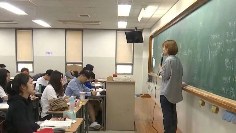 “幸福教育”悖论：韩国是如何*压打**教培机构，又如何恢复它们的？