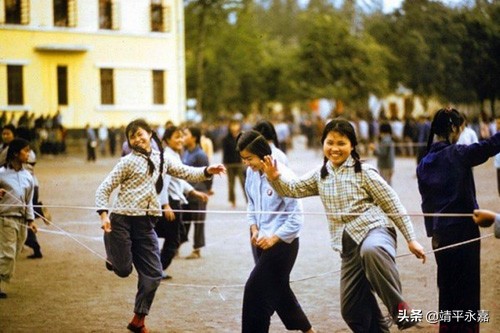 中国女性百年校服变化讲解,南方航空空乘制服的演变