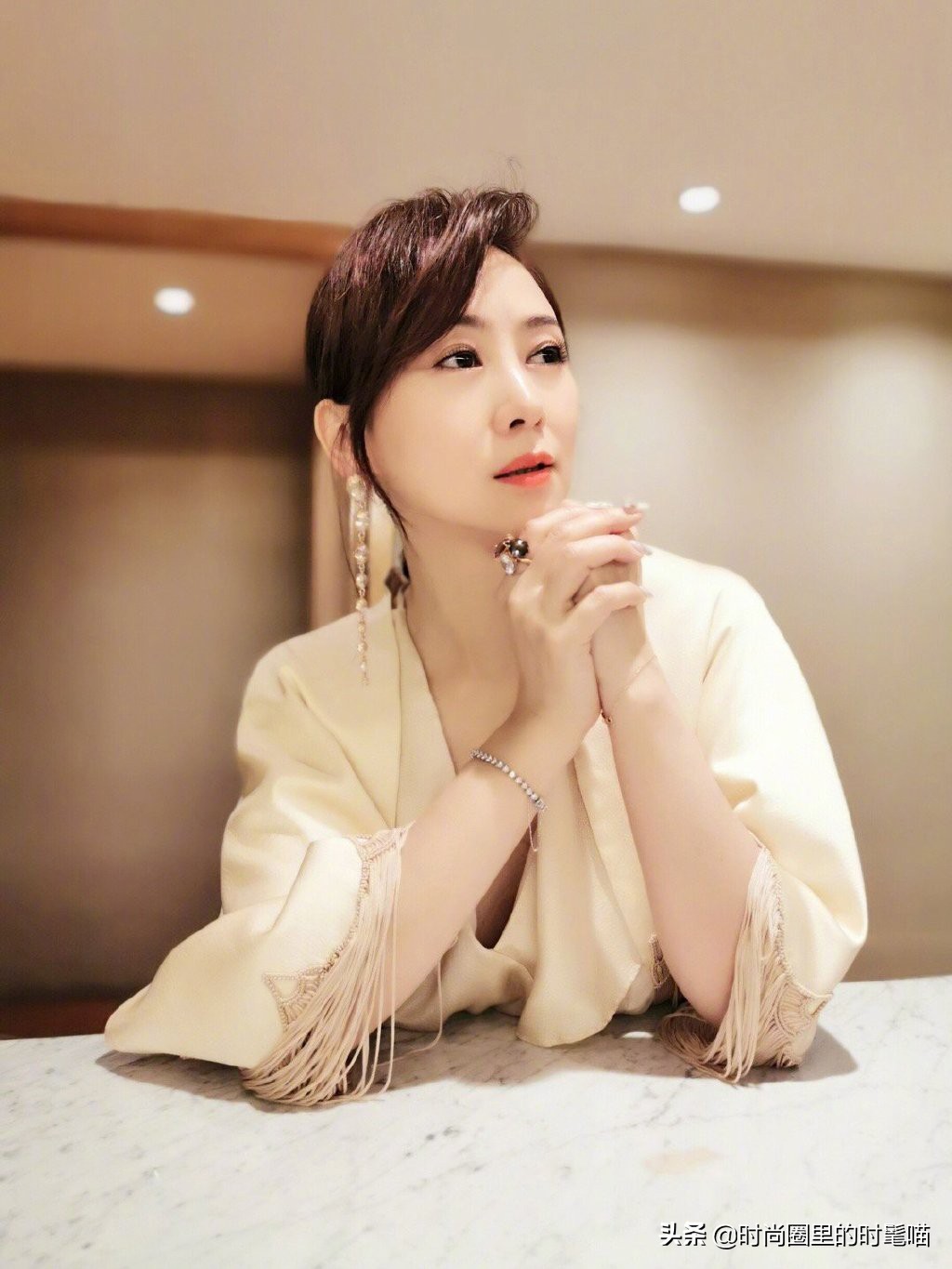 *虹翁**晒最新照片，穿米色流苏套装充满青春活力，51岁的颜值太逆天