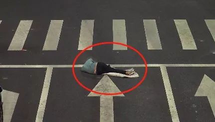 奇葩醉酒男把拱北闹市路口当床，铺上被子呼呼大睡！过往司机心惊胆战！